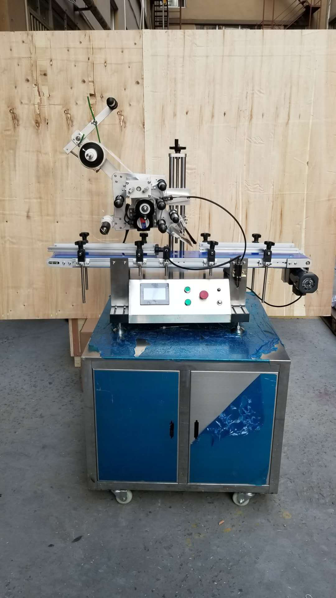 Automatic table top flat surface bottle labeling machine